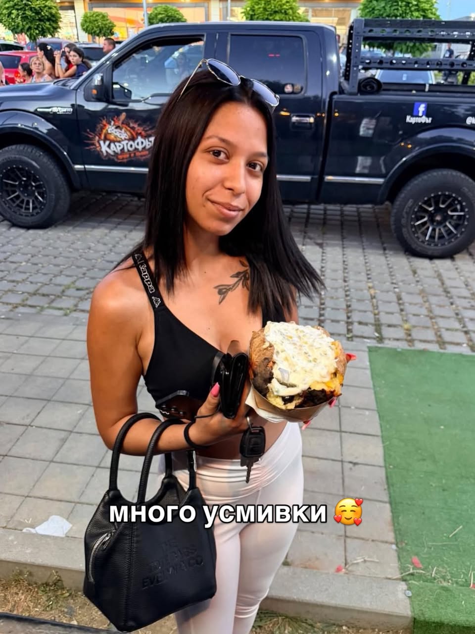 Клиент с картоф пред брандирания автомобил